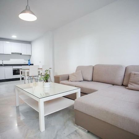 Apartamento En La Carihuela Con Piscina Y Parking, Al Lado De La Playa Appartement Torremolinos Buitenkant foto