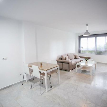 Apartamento En La Carihuela Con Piscina Y Parking, Al Lado De La Playa Appartement Torremolinos Buitenkant foto