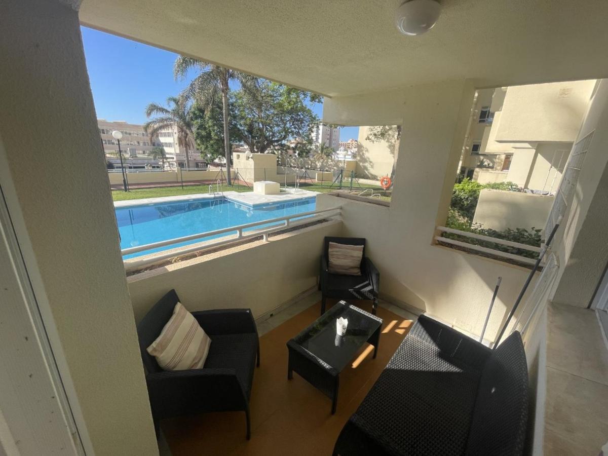 Apartamento En La Carihuela Con Piscina Y Parking, Al Lado De La Playa Appartement Torremolinos Buitenkant foto