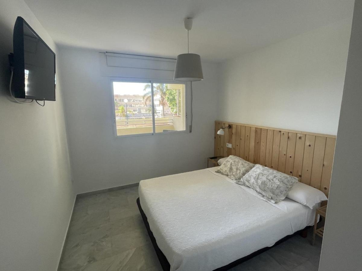 Apartamento En La Carihuela Con Piscina Y Parking, Al Lado De La Playa Appartement Torremolinos Buitenkant foto