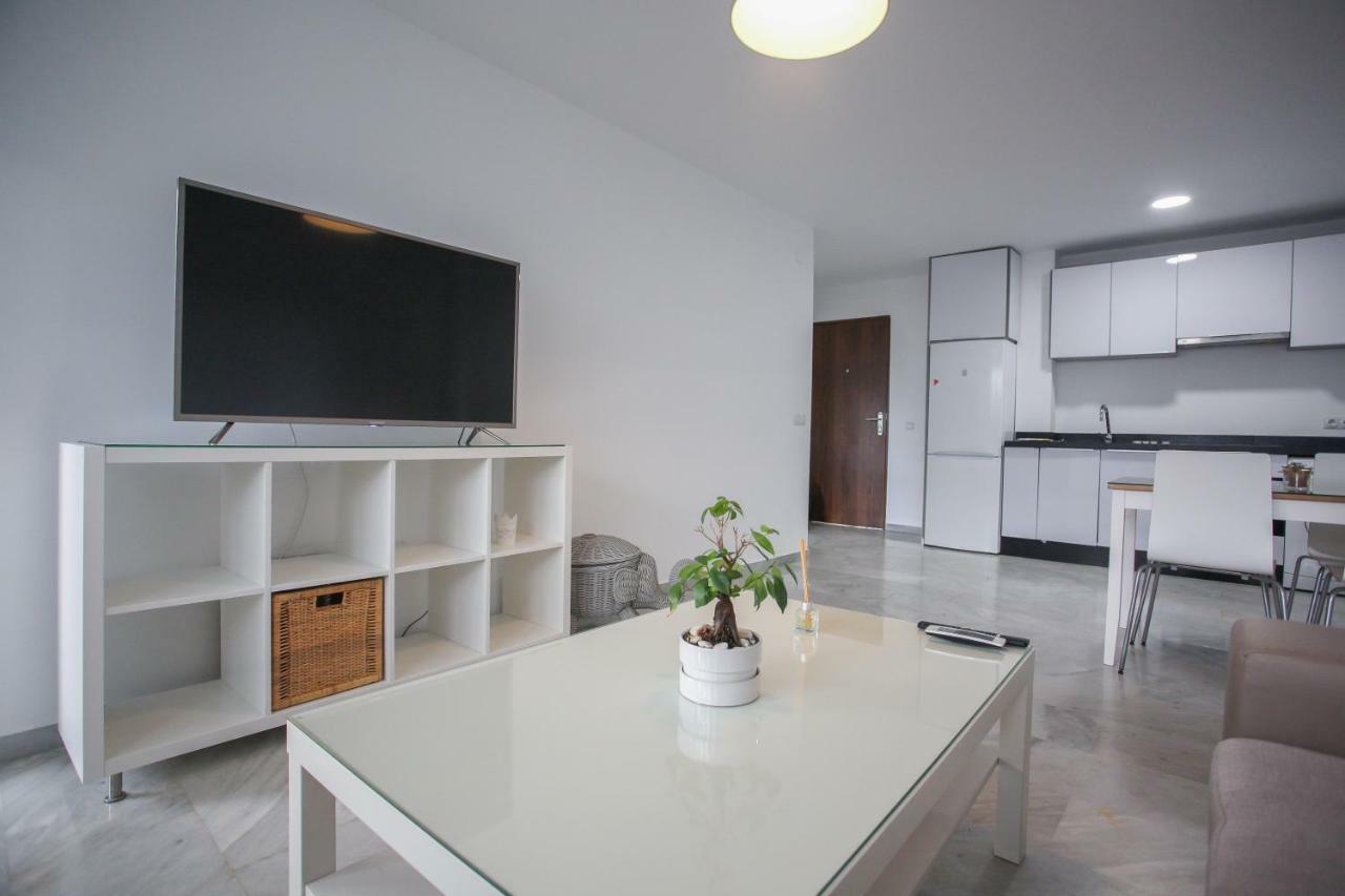 Apartamento En La Carihuela Con Piscina Y Parking, Al Lado De La Playa Appartement Torremolinos Buitenkant foto
