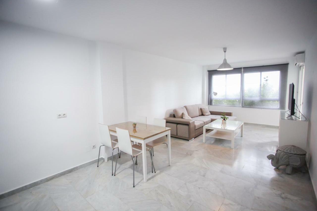 Apartamento En La Carihuela Con Piscina Y Parking, Al Lado De La Playa Appartement Torremolinos Buitenkant foto