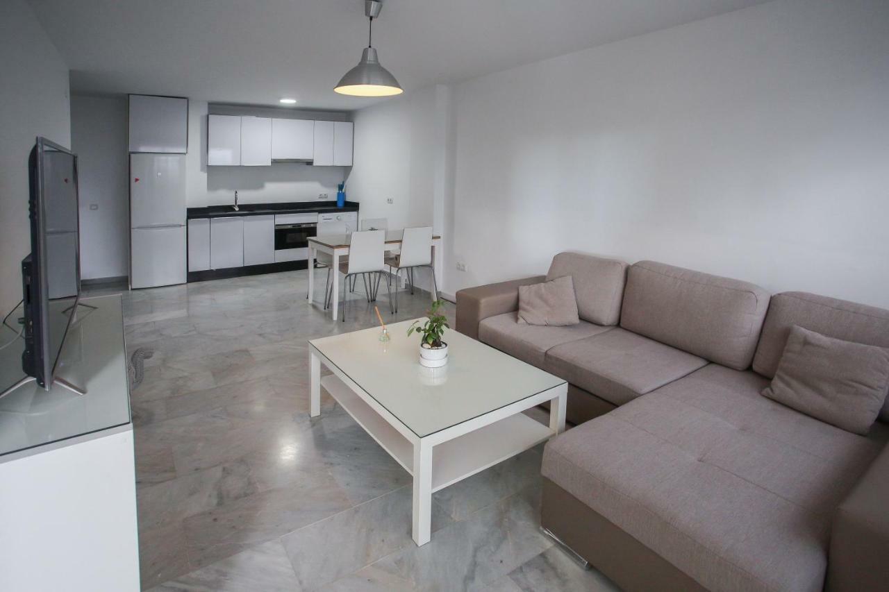 Apartamento En La Carihuela Con Piscina Y Parking, Al Lado De La Playa Appartement Torremolinos Buitenkant foto